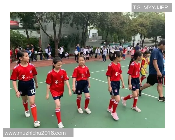 篮球场上歌声嘹亮的明星们展现多才多艺的魅力与风采